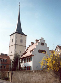 Kirche mit historischem Pfarrhaus